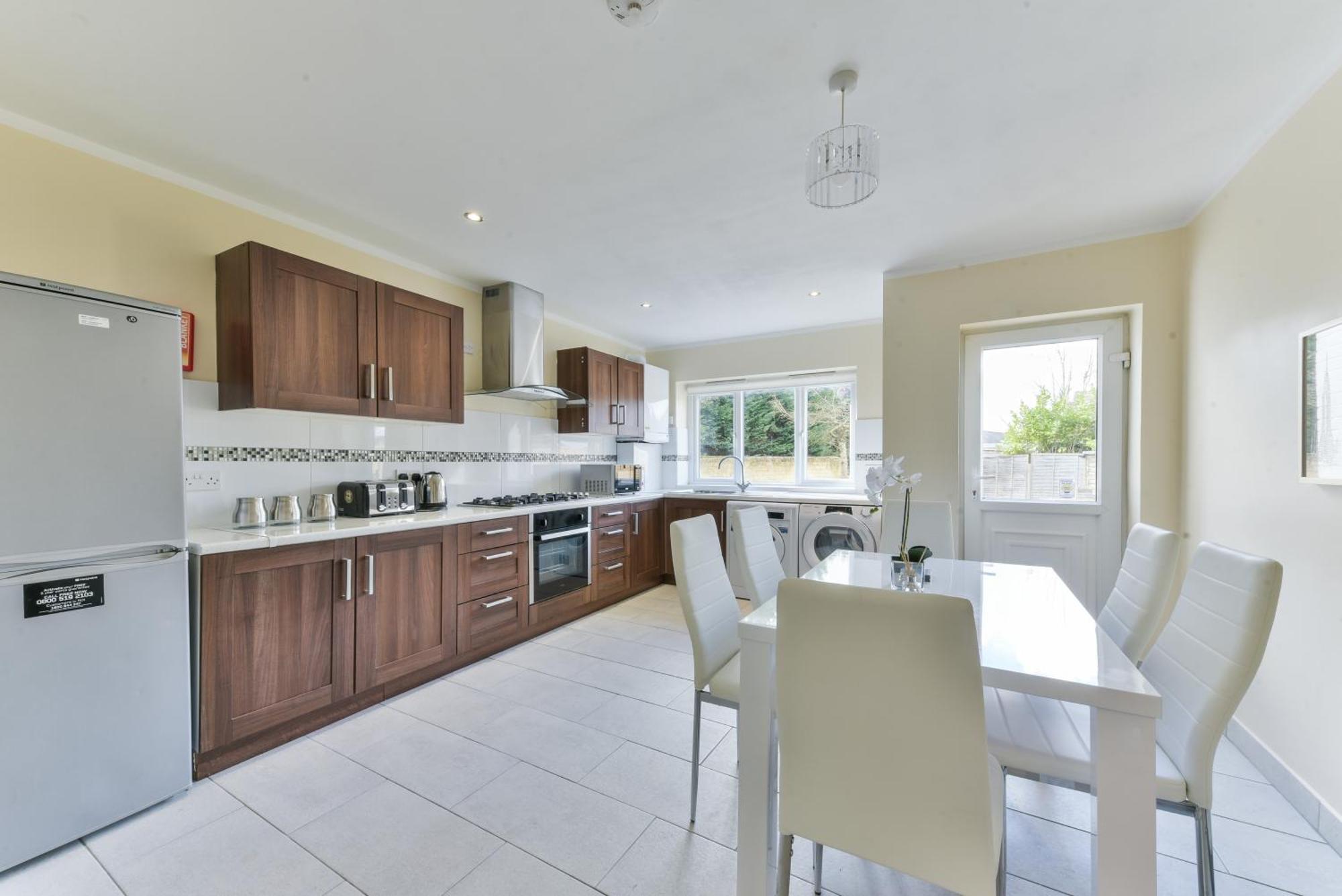 Villa Royal Living Properties Hillingdon Exterior foto